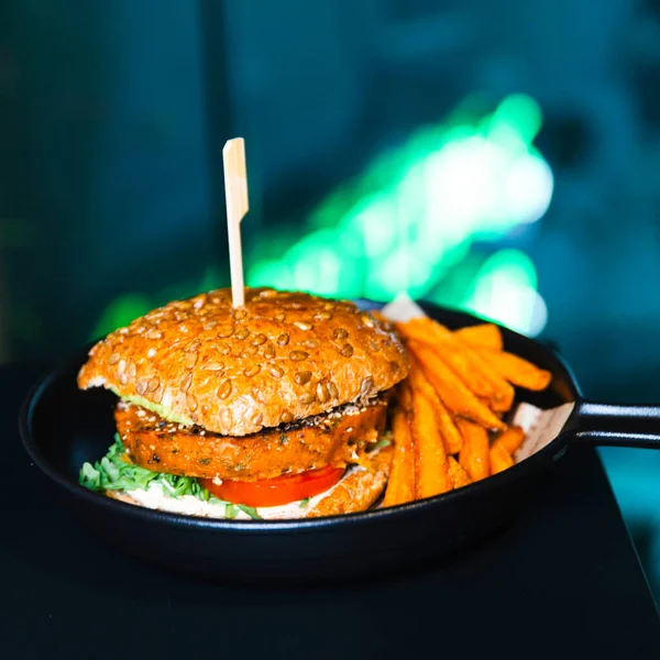 Kızartma tavasında Domuz ve Karides Burger