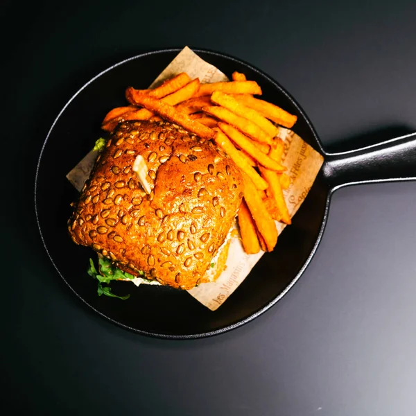 Kızarmış tavada Katsu körili tavuk burgeri.