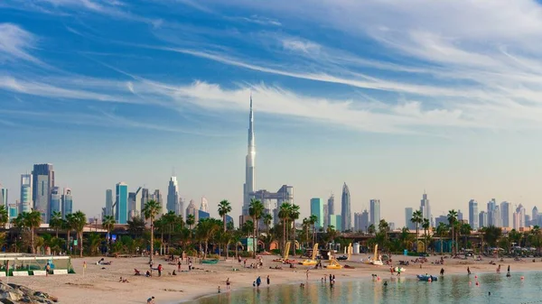 Birleşik Arap Emirliklerindeki güzel Dubai şehrinin panoramik manzarası