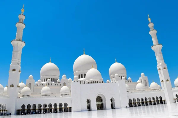 Abudhabi Birleşik Arap Emirlikleri 'nde mavi gökyüzü olan Şeyh Zayed camisinin güzel manzarası.