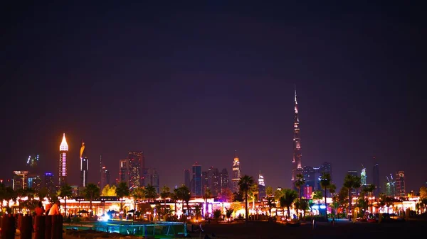 Birleşik Arap Emirlikleri 'ndeki güzel Dubai şehrinin panoramik gece manzarası
