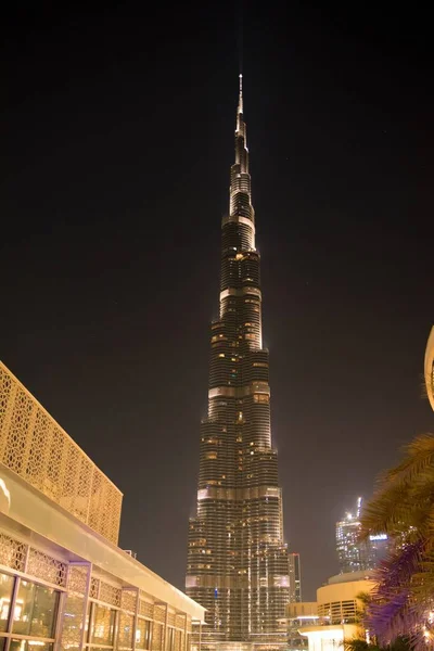 Dubai AVM köprüsünden Burj Khalifa gece görüşü - BAE