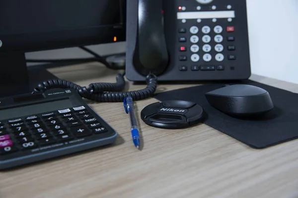 Ofis masasında telefon faresi ve klavye ile siyah renkli şeyler.