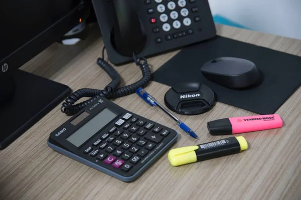 Ofis masasında telefon faresi ve klavye ile siyah renkli şeyler.