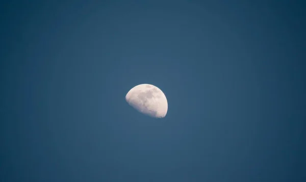 Gece vakti koyu mavi gökyüzü ile ay manzarası