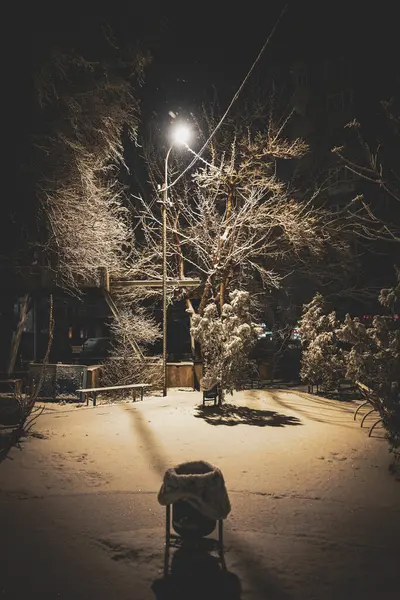 Akşamları en kirli binaların olduğu şehir manzarası.