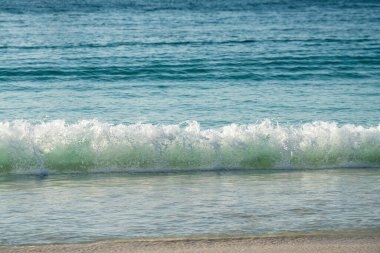 Seyşeller 'deki Anse Lazio' nun kumlu sahilinde kırılan bir dalganın spreyi..