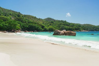 Seyşeller 'deki Anse Lazio plajında büyüleyici kaya oluşumları.