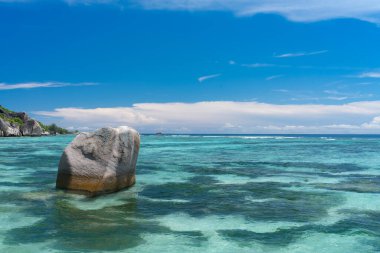 Seyşeller 'deki Anse Kaynak d' Argent plajında büyüleyici kaya oluşumları.
