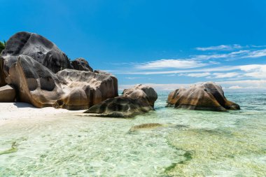 Seyşeller 'deki Anse Kaynak d' Argent plajında büyüleyici kaya oluşumları.