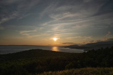 Hırvatistan 'ın Adriyatik kıyısında yaz başında atmosfer batımı.