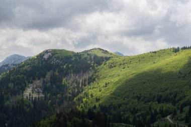 Yaz başında Velebit Ulusal Parkı dramatik bulutlar altında.