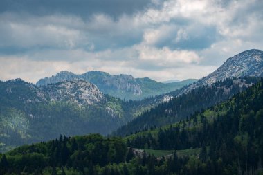 Yaz başında Velebit Ulusal Parkı dramatik bulutlar altında.