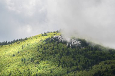 Yaz başında Velebit Ulusal Parkı dramatik bulutlar altında.