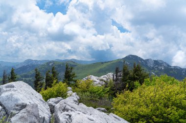 Yaz başında Velebit Ulusal Parkı dramatik bulutlar altında.