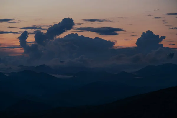 Esti Hangulat Drámai Felhőkkel Egy Dombos Táj Felett Horvát Tengerparton — Stock Fotó