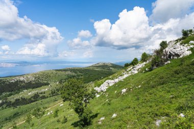 Velebit dağları boyunca Hırvatistan 'ın Adriyatik kıyılarına bakın.
