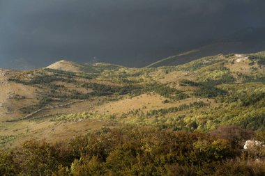 Hırvat dağlarının üzerinde sonbaharda fırtına bulutları.
