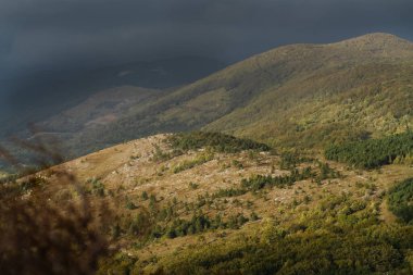 Hırvat dağlarının üzerinde sonbaharda fırtına bulutları.