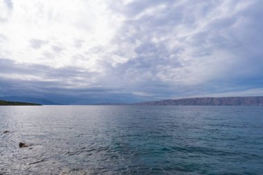 Sabahın erken saatlerinde anakara ve adalar arasındaki Adriyatik Denizi 'ne bakın.