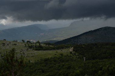 Hırvat dağları üzerinde kara fırtına bulutları tehditkar bir şekilde asılı duruyor.