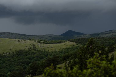 Hırvat dağları üzerinde kara fırtına bulutları tehditkar bir şekilde asılı duruyor.