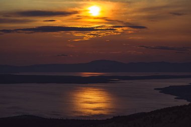 Hırvat Adriyatik kıyısında gün batımı.