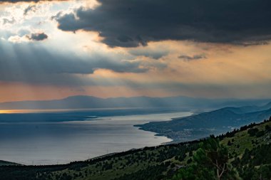 Hırvat Adriyatik kıyıları üzerinde dramatik fırtına bulutları hareket ediyor.