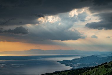 Hırvat Adriyatik kıyıları üzerinde dramatik fırtına bulutları hareket ediyor.