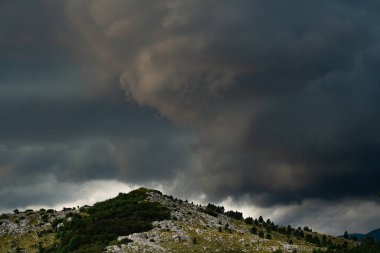 Hırvat Adriyatik kıyısındaki kayalık bir tepenin üzerinden dramatik fırtına bulutları geçti.