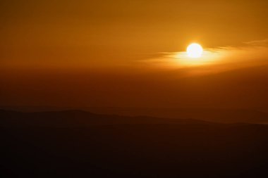 Hırvat Adriyatik adaları Krk ve Cres üzerinde puslu gün batımı.