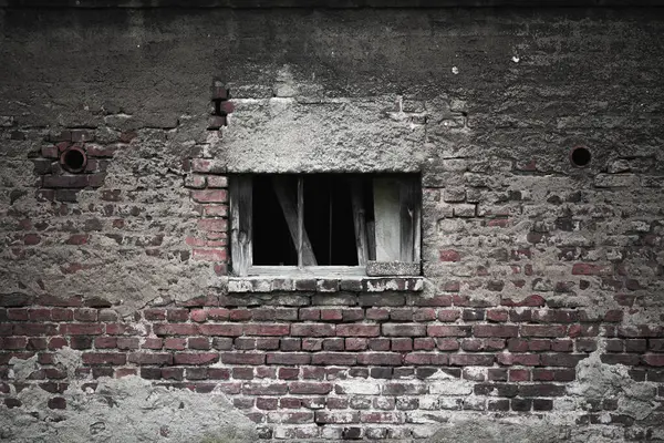 Eski bir tuğla duvarın penceresini aç.