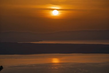 Hırvat Adriyatik kıyıları ve adaları üzerinde gün batımı.
