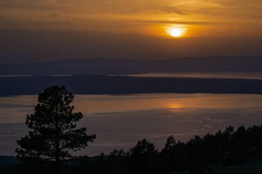 Hırvat Adriyatik kıyıları ve adaları üzerinde gün batımı.