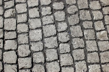 Yoldaki klasik blok taşı. 