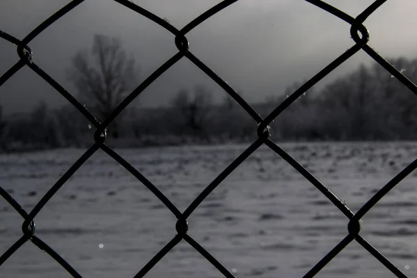 Kışın kapımızda tel örgü örüyorlar.