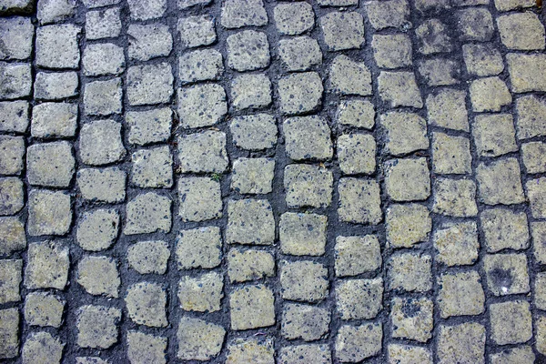 Yoldaki klasik blok taşı.