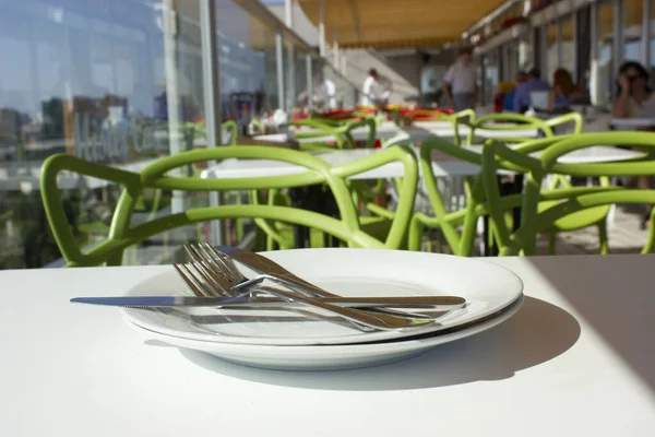 Restoranda arka planı bulanık çatal bıçak takımı var.