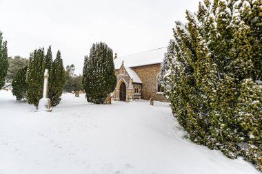 İngiliz kırsalındaki küçük Sutton köyündeki All Saints kilisesi İngiltere 'de nadir görülen bir kar fırtınası sırasında tamamen derin karla kaplıdır.