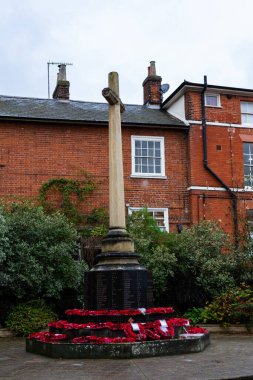 Woodbridge Suffolk İngiltere 26 Kasım 2021: Kızıl haşhaş çelenkleri savaş anısına bir savaş anıtı hazırladı, Suffolk UK