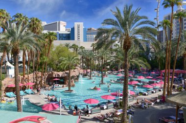 Nevada USA, 5 Eylül 2021 Plaj Kulübü Manzarası Flamingo Las Vegas Oteli 'nde en çok ziyaret edilen havuz.
