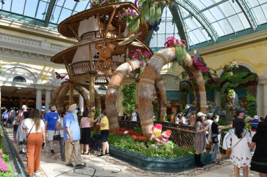 Las Vegas Nevada ABD 4 Eylül 2021 Kalabalık bir turist grubu Bellagio Konservatuvarı 'nda yaz mevsimi çiçek üretiminin tadını çıkarıyor