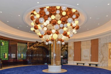 Nevada ABD 5 Eylül 2021 Renkli bir sütun küreler üzerinde büyük bir dekoratif lamba formu Resorts World Las Vegas 'ın ilk katında yer alır