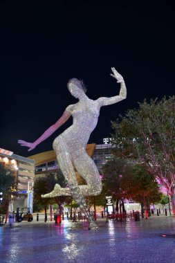 Nevada USA, 6 Eylül 2021, The Bliss Dance, Las Vegas 'taki New York-New York Oteli' nin yanındaki Park 'ta bulunan ve üzerinde 3.000 LED ışığı bulunan 12 metrelik bir halka açık heykel.