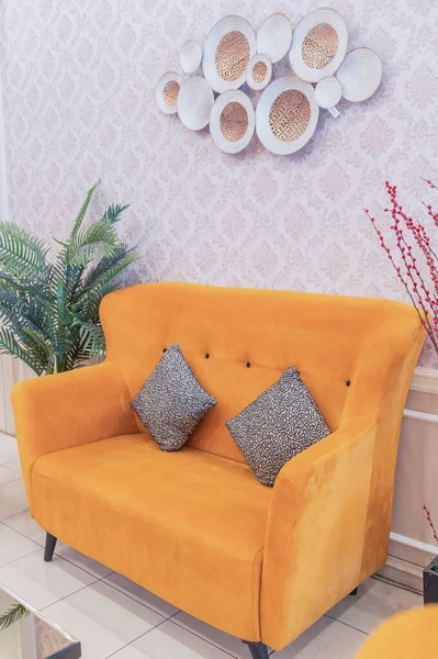 Belo Sofá Laranja Com Travesseiros Cinza — Fotografia de Stock