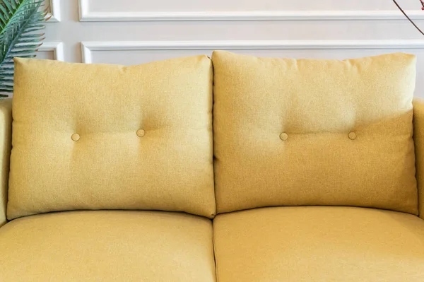 Gelbes Sofa Für Wohnzimmer Und Weiße Wand Hintergrund — Stockfoto