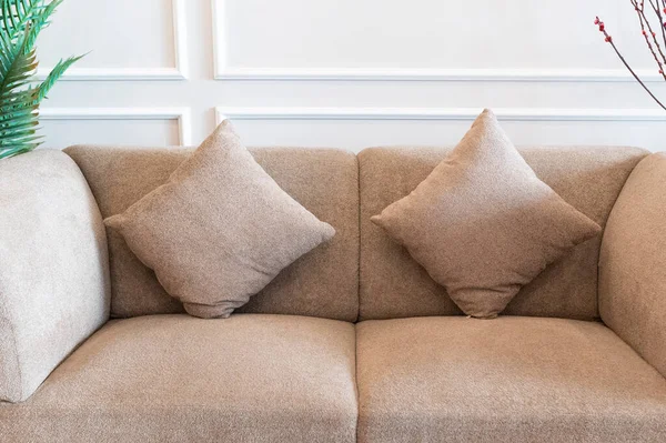 一个褐色的沙发和两个棕色的衬垫作为背景 — 图库照片