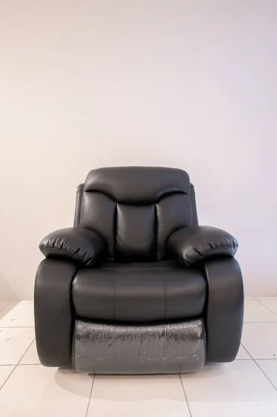 Schwarzes Sofa Mit Sitzenden Schwarzen Metallic — Stockfoto