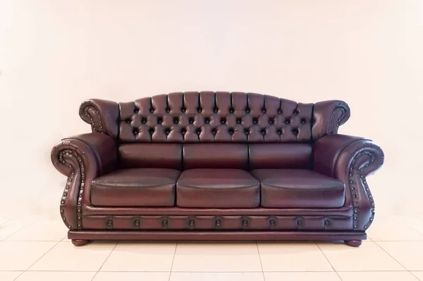 Sofá Com Uma Forma Única Cor Vermelha Escura Com Uma — Fotografia de Stock