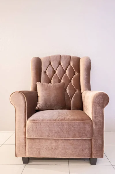 Cremefarbenes Und Braunes Sofa Und Sitz Auf Schlichtem Hintergrund — Stockfoto